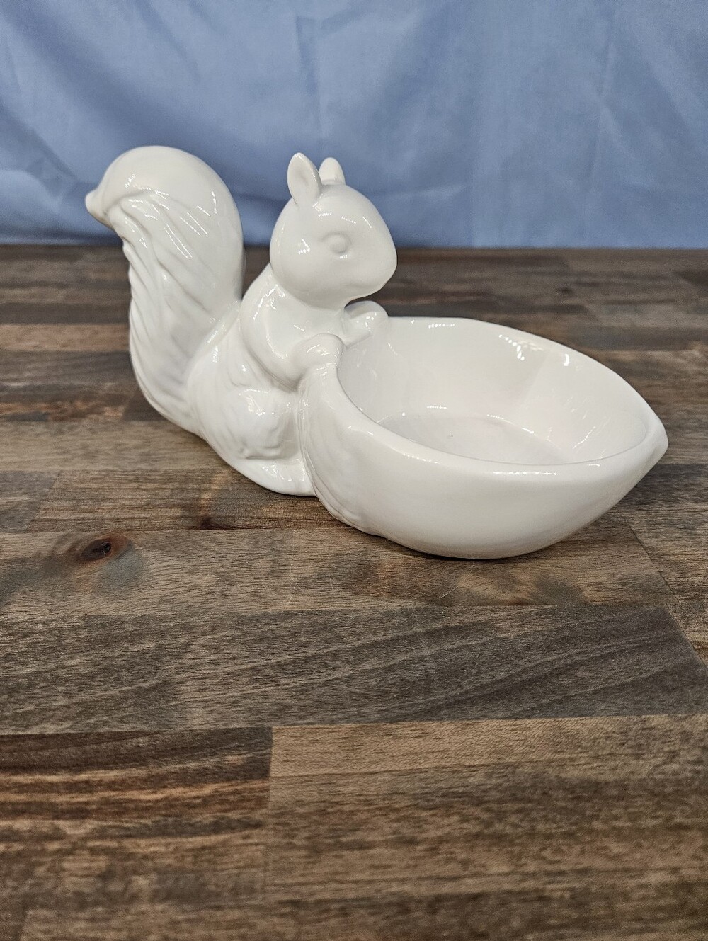 White Squirrel & Acorn Ceramic Bowl - Picture 2 of 6